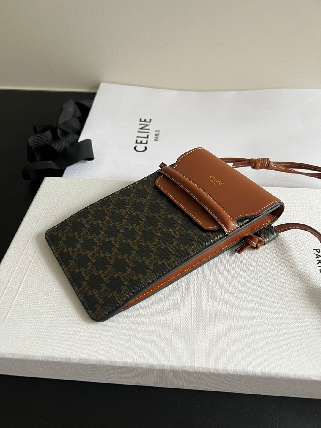 Celine imported top-layer tree paste leather from Italy, flexible leather, Arc de Triomphe presbyopic flip phone bag