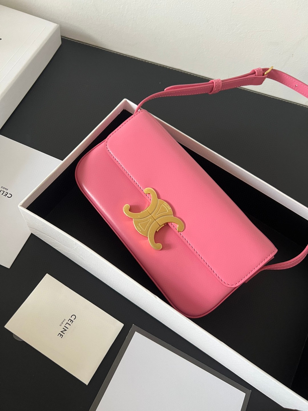 Celine Brand new real shot Imported original genuine grade~Natural hand-rubbed imported leather All steel hardware. Triomphe Shoulder Bag, made o