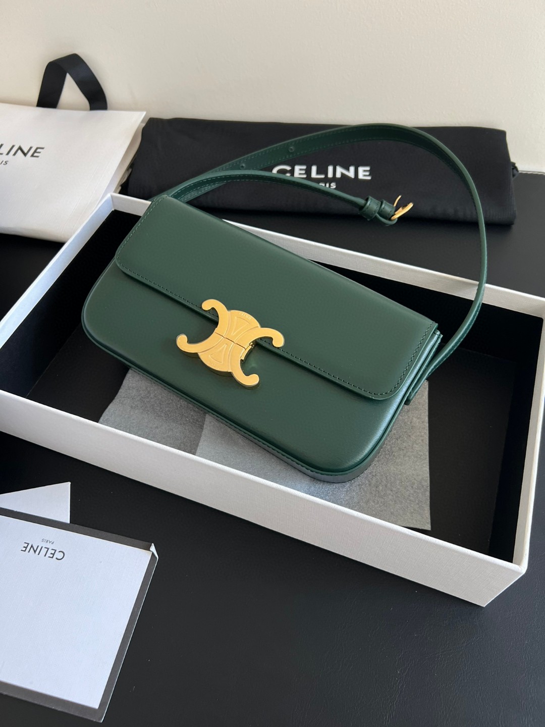Celine Brand new shot Imported original genuine grade~Natural hand-rubbed imported leatherSpecial grade all-steel hardware. Triomphe Shoulder Bag