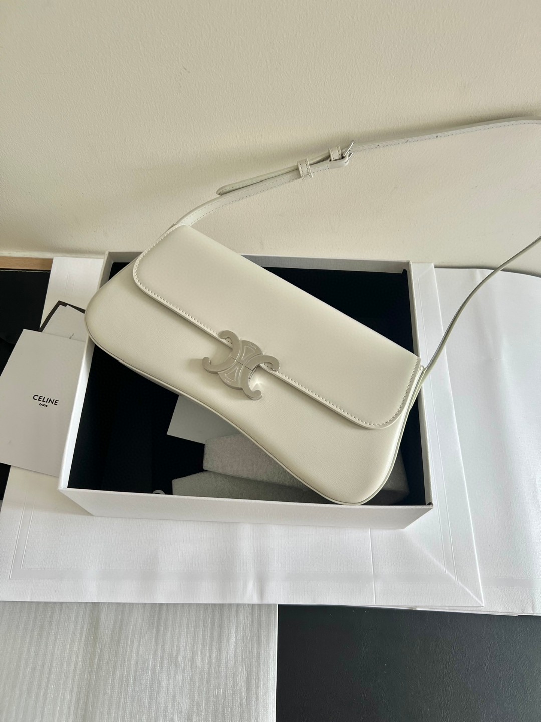 Celine Authentic hand-rubbed calfskin imported from Italywith sheepskin liningspecial grade all-steel