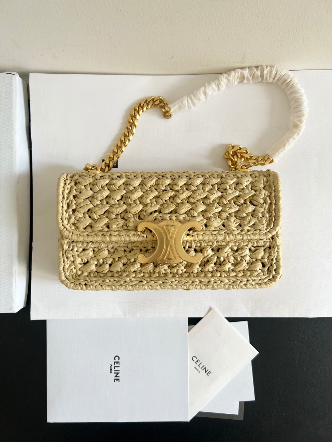 Celine Original genuine raffia handmade chain armpit bag. The texture of the chain makes the whole bag feel more luxurious and high-profile. The