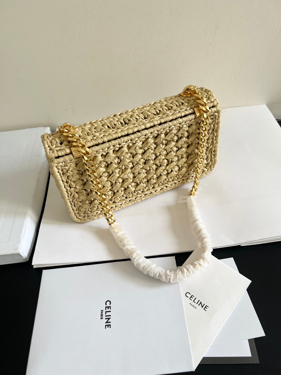 Celine Original genuine raffia handmade chain armpit bag. The texture of the chain makes the whole bag feel more luxurious and high-profile. The