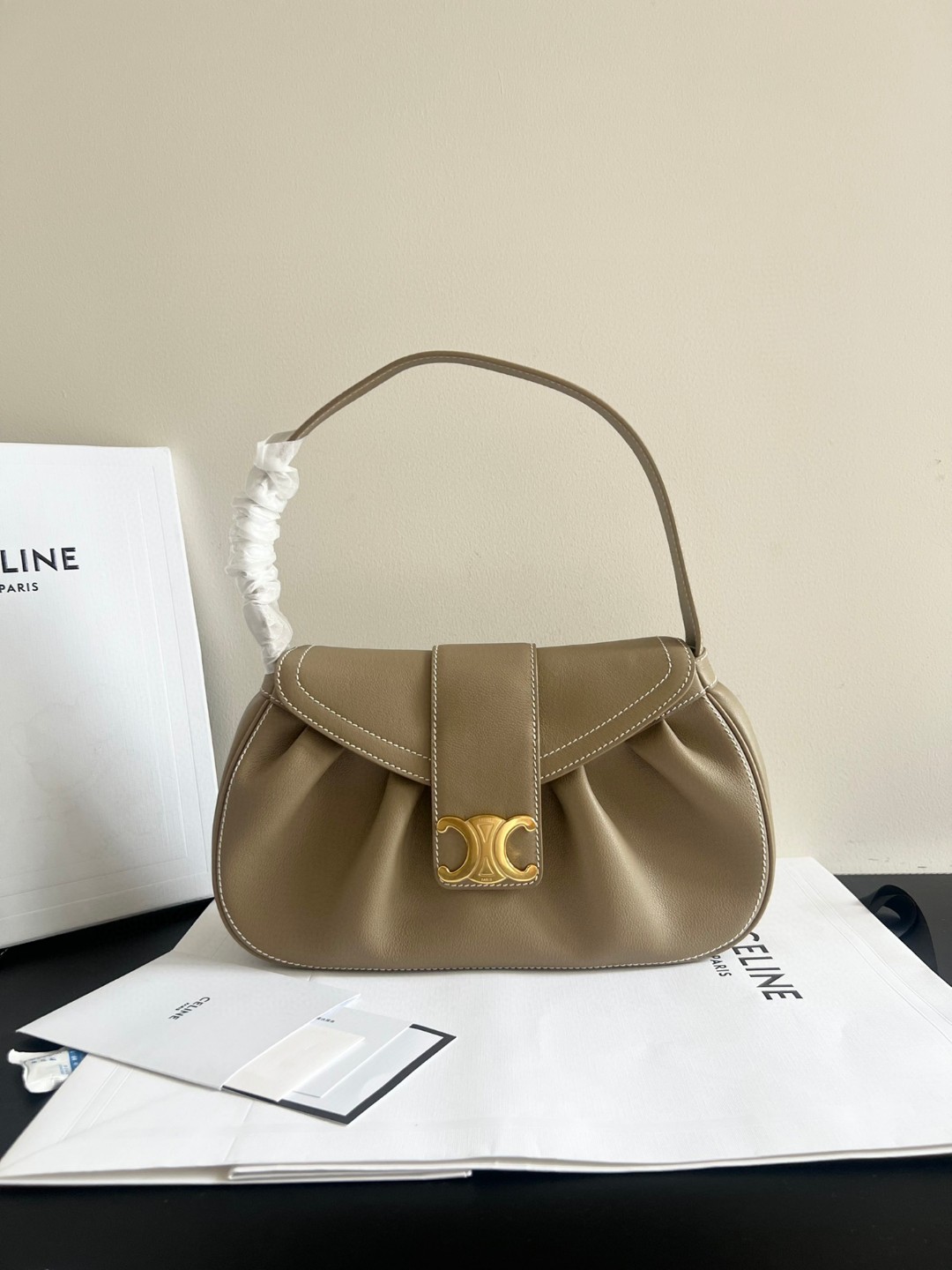 Celine The new product POLLY, imported authentic leather, imported Italian calfskin on the outside and thick sheepskin on the inside, with a comp
