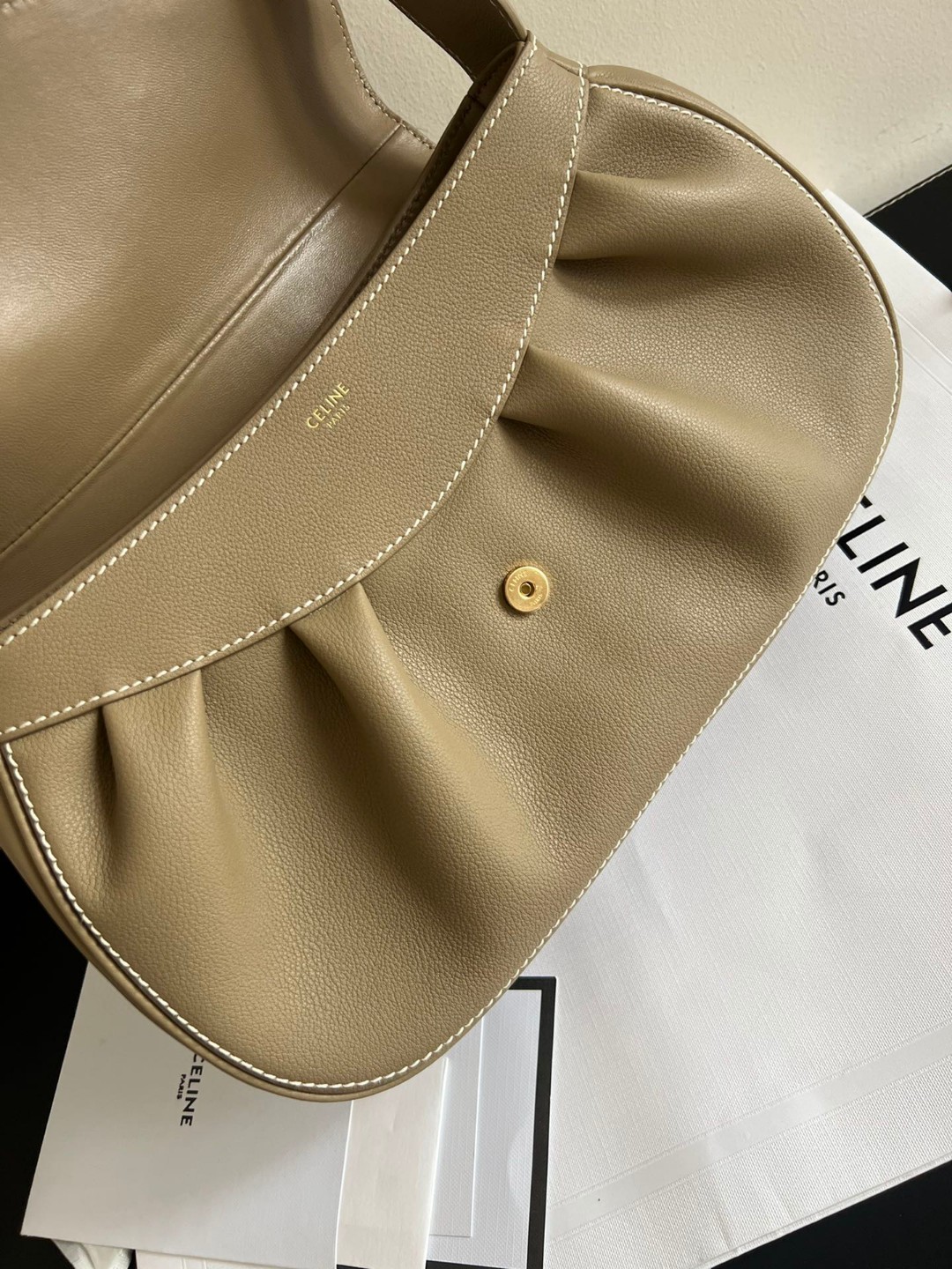Celine The new product POLLY, imported authentic leather, imported Italian calfskin on the outside and thick sheepskin on the inside, with a comp