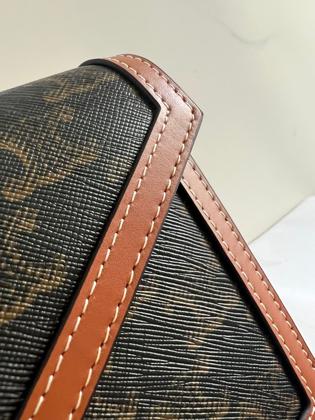 Celine original WOC series, special-grade all-steel hardware, hand-rubbed cowhide imported from Italy on the outside expensive sheepskin on the i