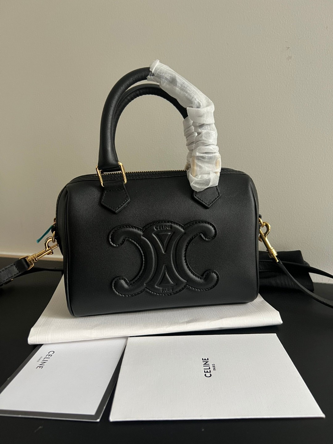 Celine Original leather pillow bag ~ imported calf frosted cowhide inside, small size, not too big, not too small, just right for the upper body,