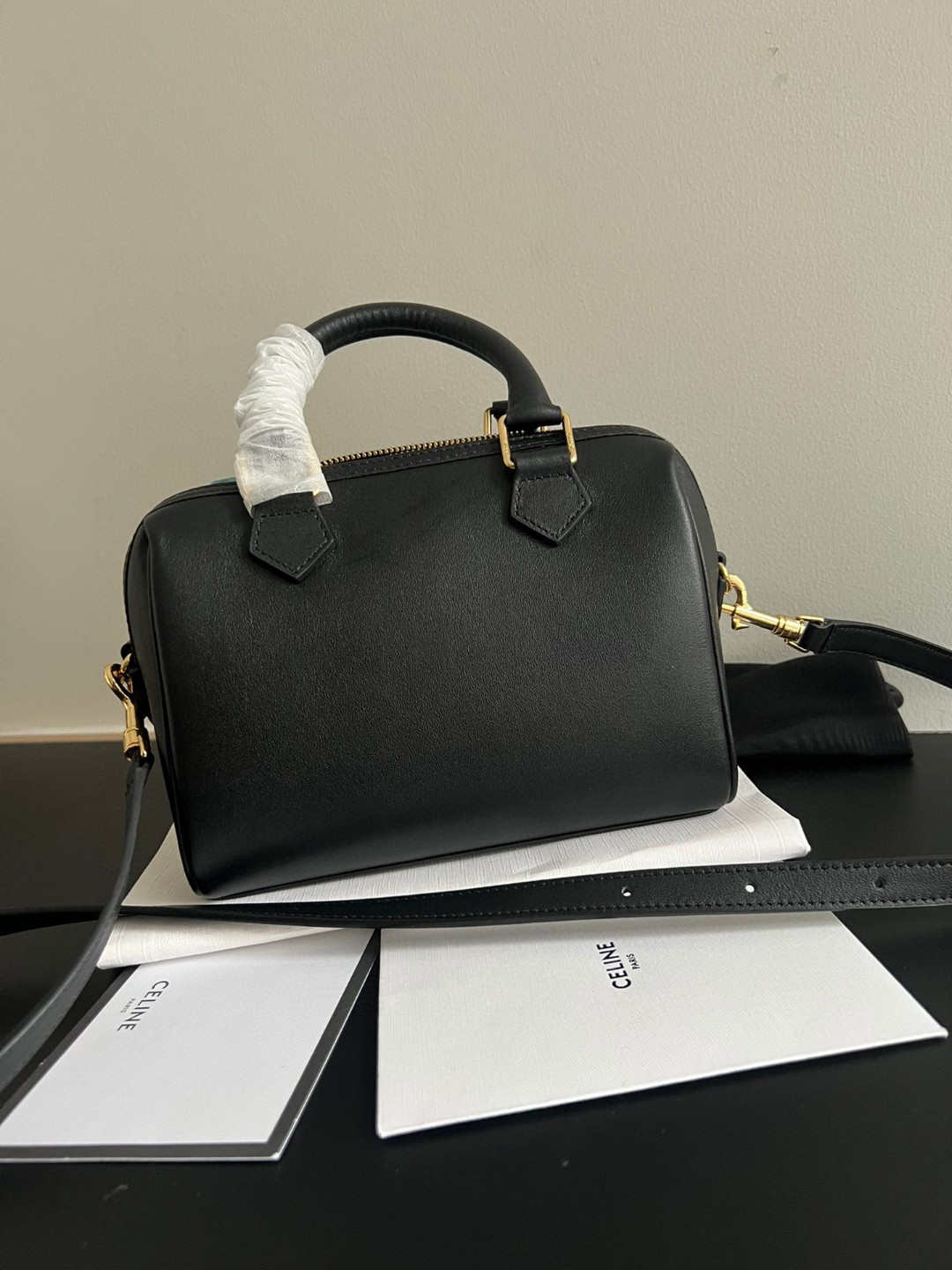 Celine Original leather pillow bag ~ imported calf frosted cowhide inside, small size, not too big, not too small, just right for the upper body,