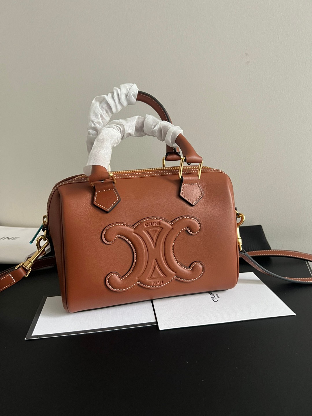 Celine Original leather pillow bag ~ imported calf frosted cowhide inside, small size, not too big, not too small, just right for the upper body,