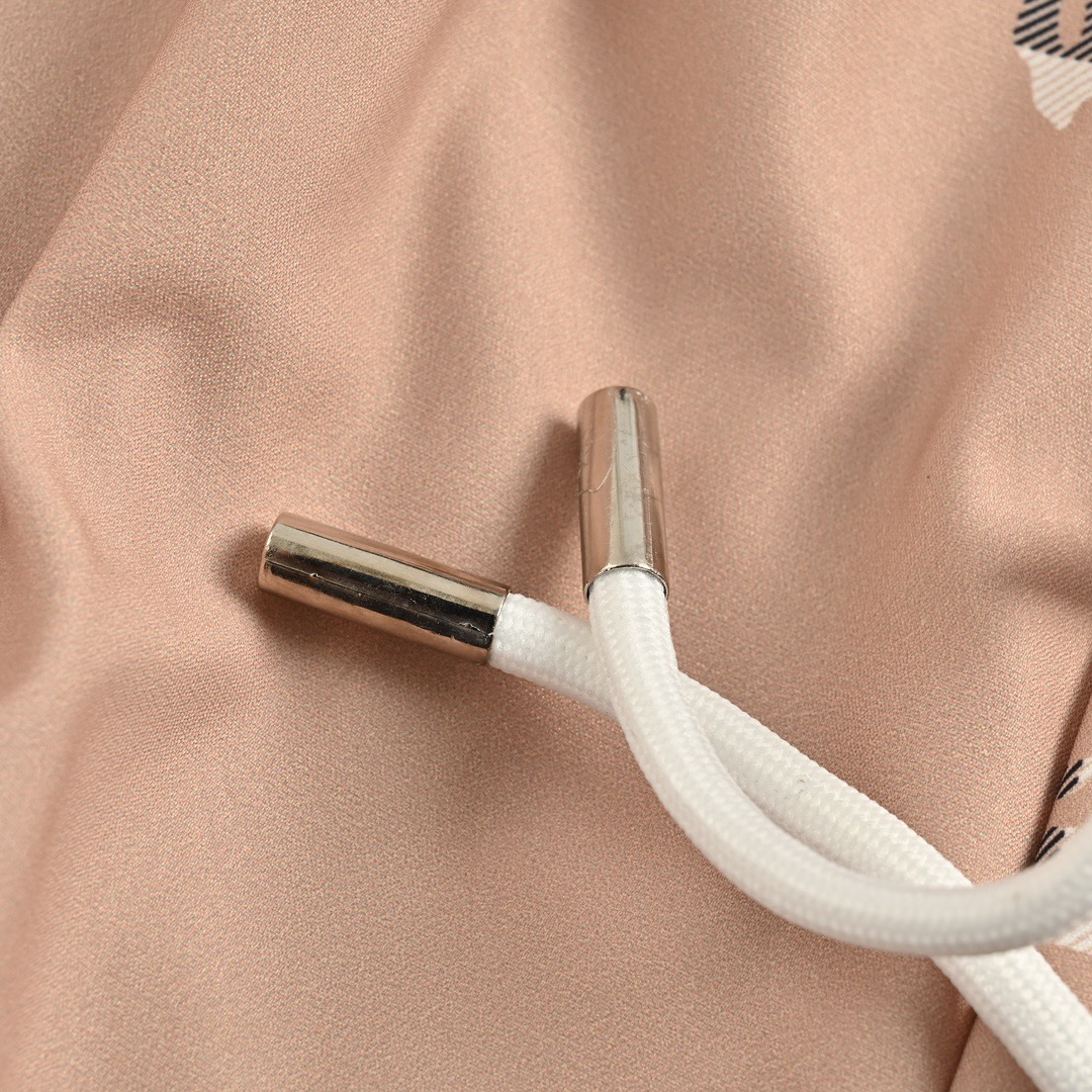 Burberry/巴宝莉 24ss 格纹战马沙滩短裤