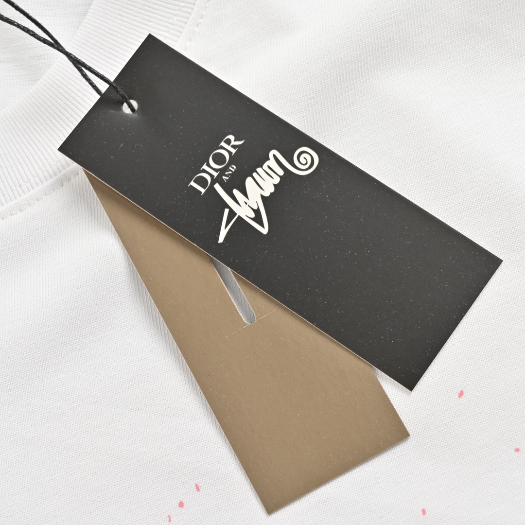 Dior/迪奥 24ss 手绘涂鸦字母印花短袖 白色 黑色-Chinese UA Cheap High Quatity Brand Clothes Bags handbags Sneakers wholesale wholesaler seller from China Factory suppliers Fashion Clothing Shoes best Quality Beautiful Price Dior/迪奥 24ss 手绘涂鸦字母印花短袖 白色 黑色