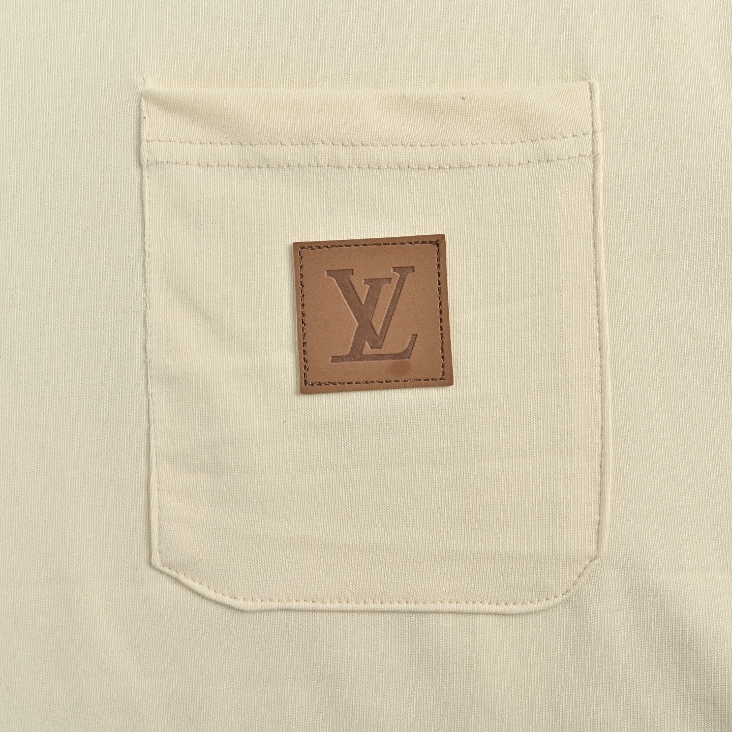 Louis Vuitton/路易威登 25ss 口袋皮标徽章短袖