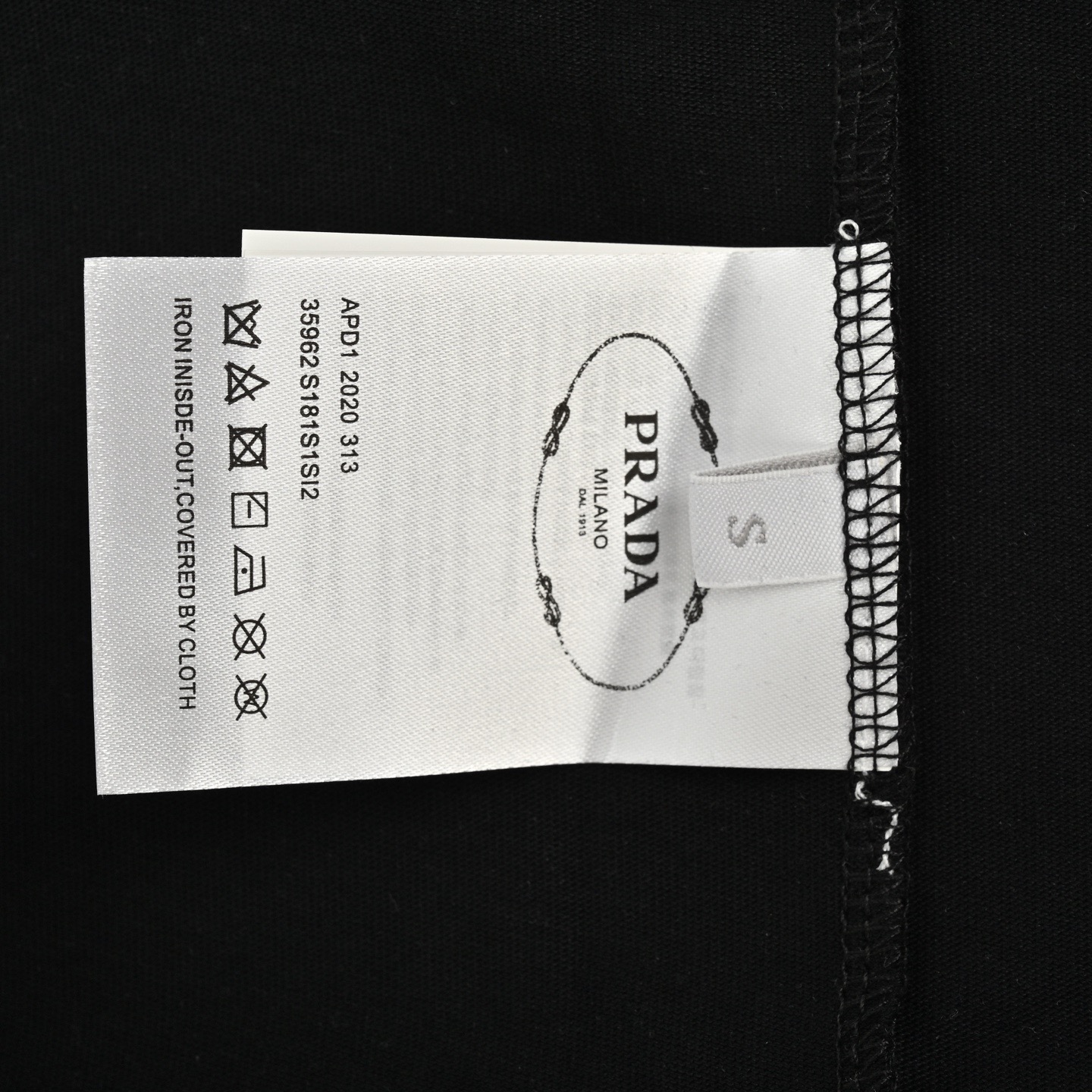 Prada/普拉达 浮雕压花logo短袖 立体压花胸口浮雕 3D立体 LOGO 高温压花-莆田鞋,莆田鞋货源,高仿鞋,高仿鞋货源,安福档口,莆田高仿鞋,莆田鞋批发,高仿鞋批发,莆田高仿运动鞋,高仿运动鞋,莆田运动鞋 Prada/普拉达 浮雕压花logo短袖 立体压花胸口浮雕 3D立体 LOGO 高温压花