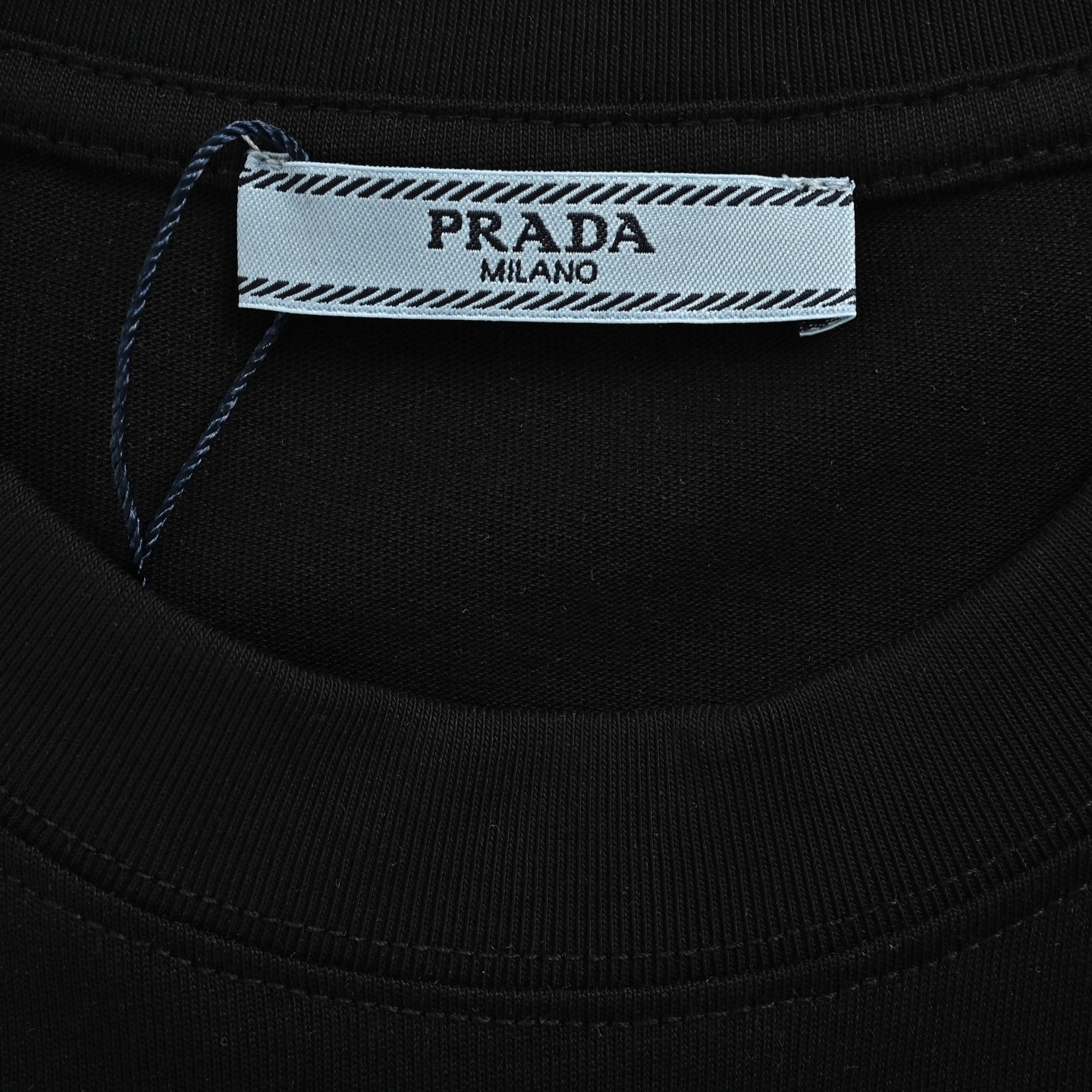 Prada/普拉达 浮雕压花logo短袖 立体压花胸口浮雕 3D立体 LOGO 高温压花-莆田鞋,莆田鞋货源,高仿鞋,高仿鞋货源,安福档口,莆田高仿鞋,莆田鞋批发,高仿鞋批发,莆田高仿运动鞋,高仿运动鞋,莆田运动鞋 Prada/普拉达 浮雕压花logo短袖 立体压花胸口浮雕 3D立体 LOGO 高温压花