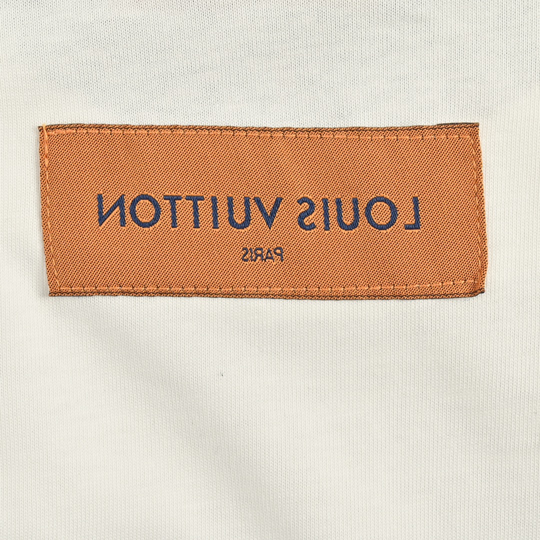 Louis Vuitton/路易威登 24ss 口袋老花浮雕压花短袖-Chinese UA Cheap High Quatity Brand Clothes Bags handbags Sneakers wholesale wholesaler seller from China Factory suppliers Fashion Clothing Shoes best Quality Beautiful Price Louis Vuitton/路易威登 24ss 口袋老花浮雕压花短袖