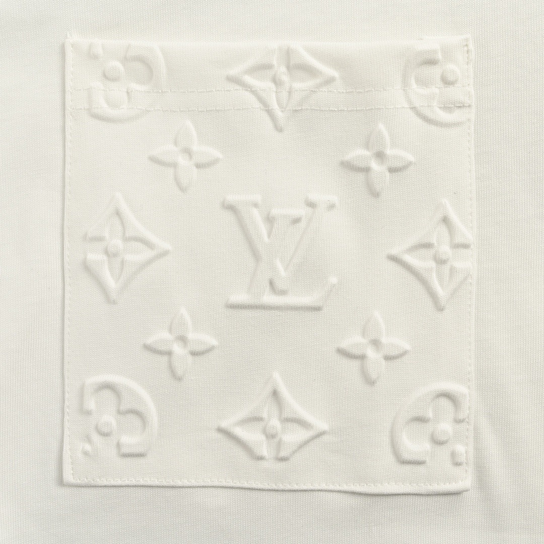 Louis Vuitton/路易威登 24ss 口袋老花浮雕压花短袖-Chinese UA Cheap High Quatity Brand Clothes Bags handbags Sneakers wholesale wholesaler seller from China Factory suppliers Fashion Clothing Shoes best Quality Beautiful Price Louis Vuitton/路易威登 24ss 口袋老花浮雕压花短袖