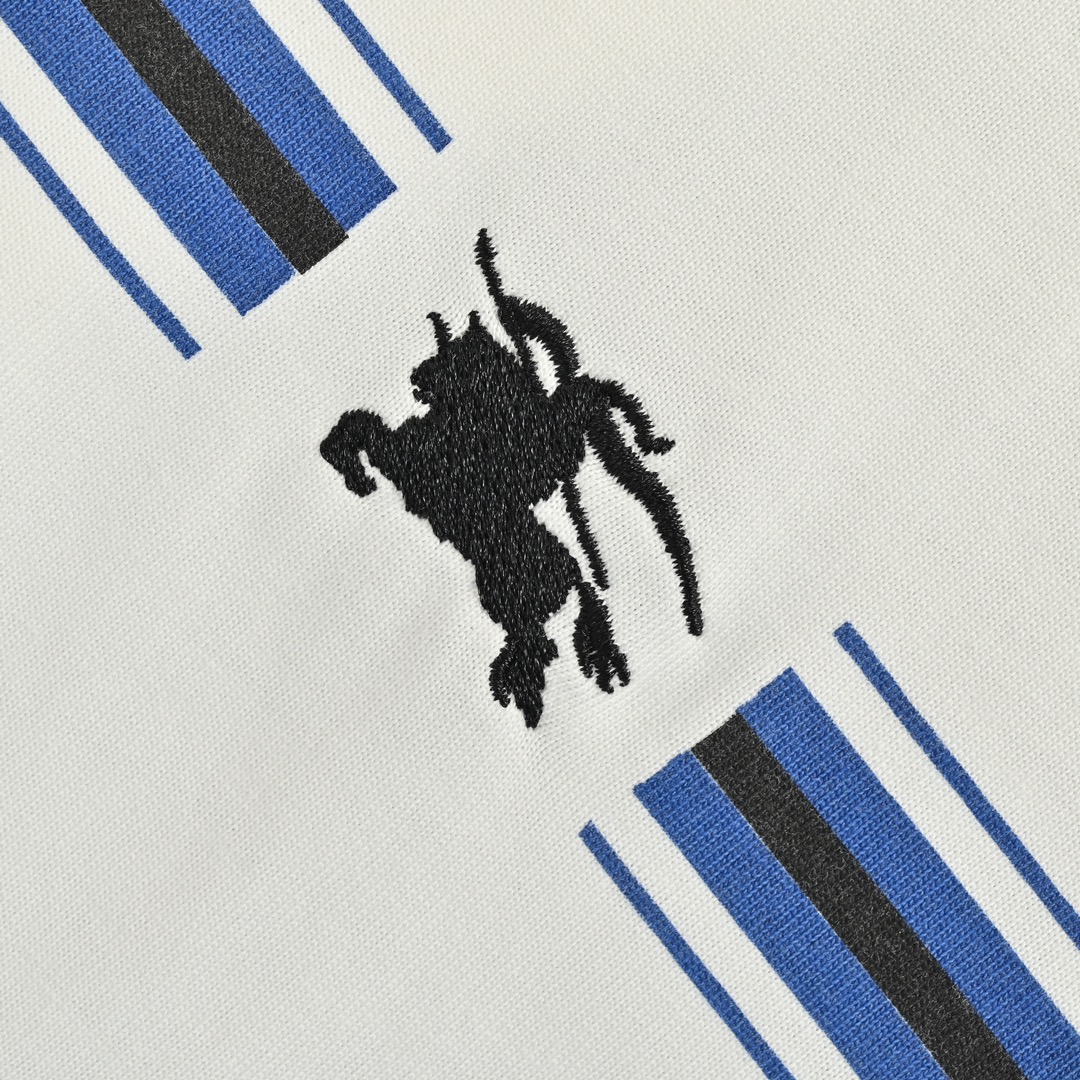 Burberry/巴宝莉 24ss 条纹印花刺绣战马短袖-Chinese UA Cheap High Quatity Brand Clothes Bags handbags Sneakers wholesale wholesaler seller from China Factory suppliers Fashion Clothing Shoes best Quality Beautiful Price Burberry/巴宝莉 24ss 条纹印花刺绣战马短袖