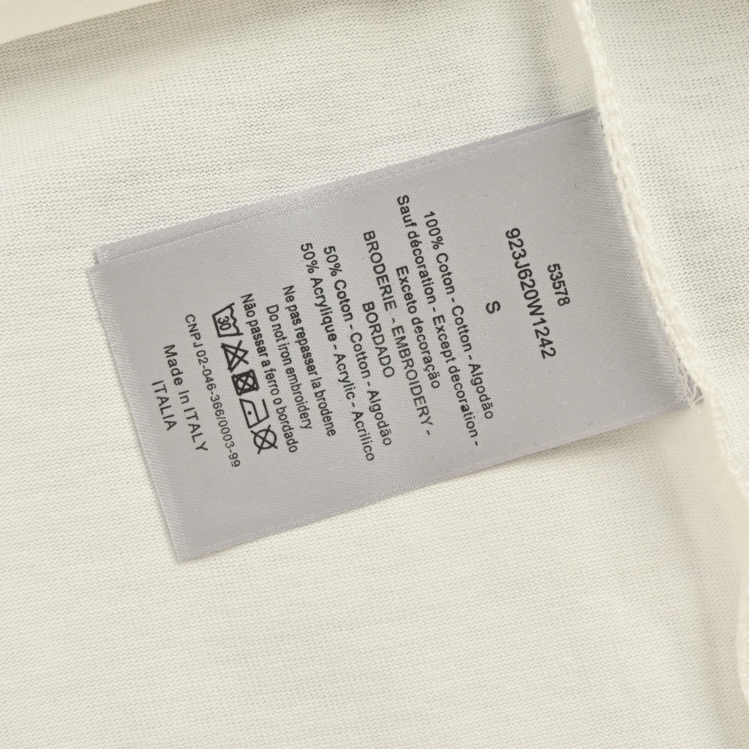 Dior/迪奥 24ss 贴布刺绣字母短袖 此款T恤饰以Dior Charm标志贴布刺绣和印花