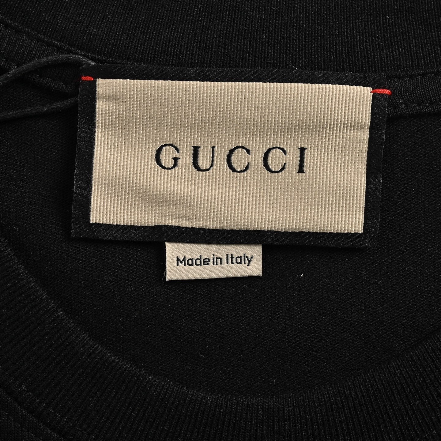 Gucci/古驰 浮雕压花字母logo短袖 黑色 白色