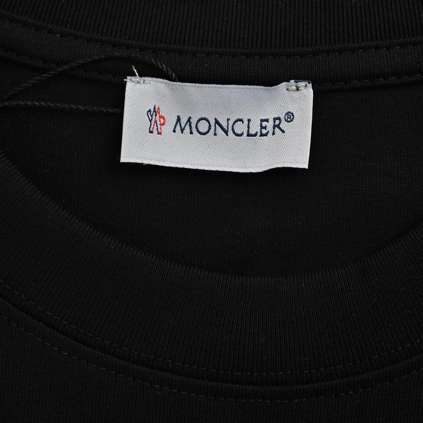 Moncler/蒙口 经典植绒字母logo印花短袖 黑色/白色