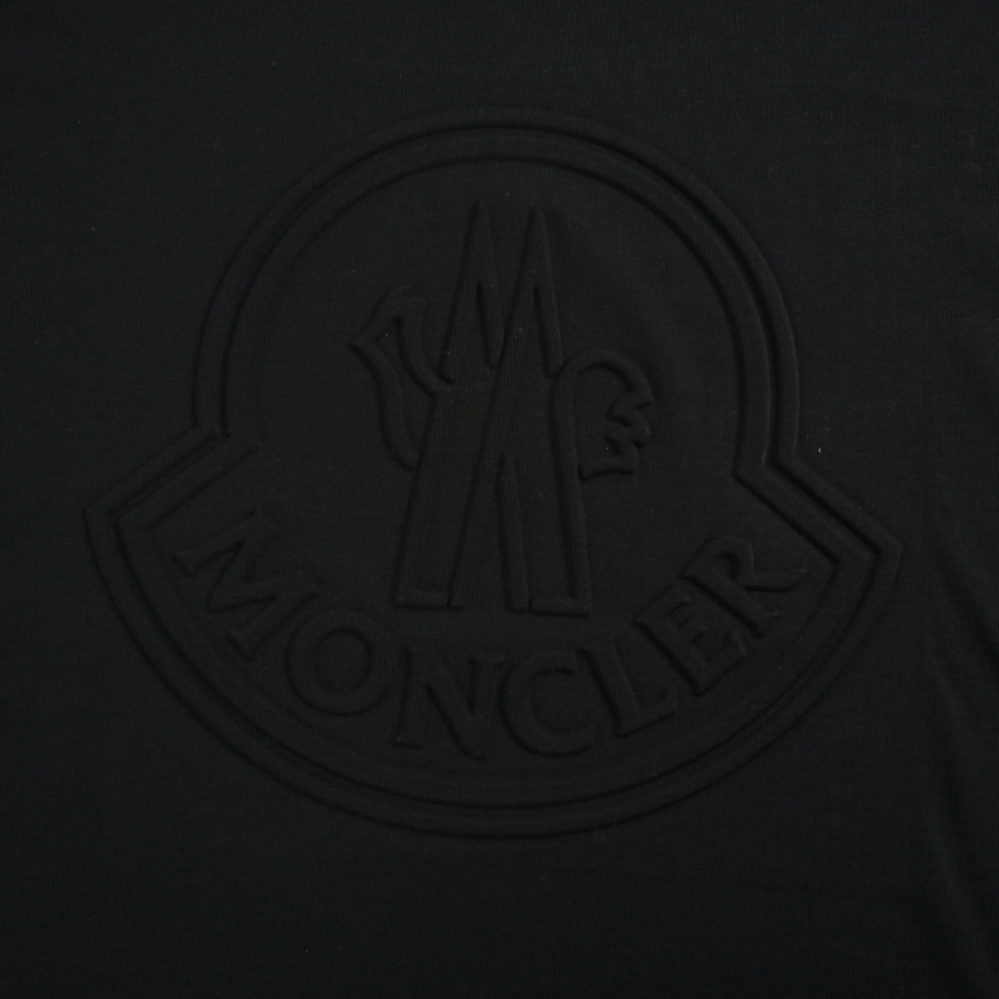 Moncler/蒙口 25ss 浮雕压花logo短袖