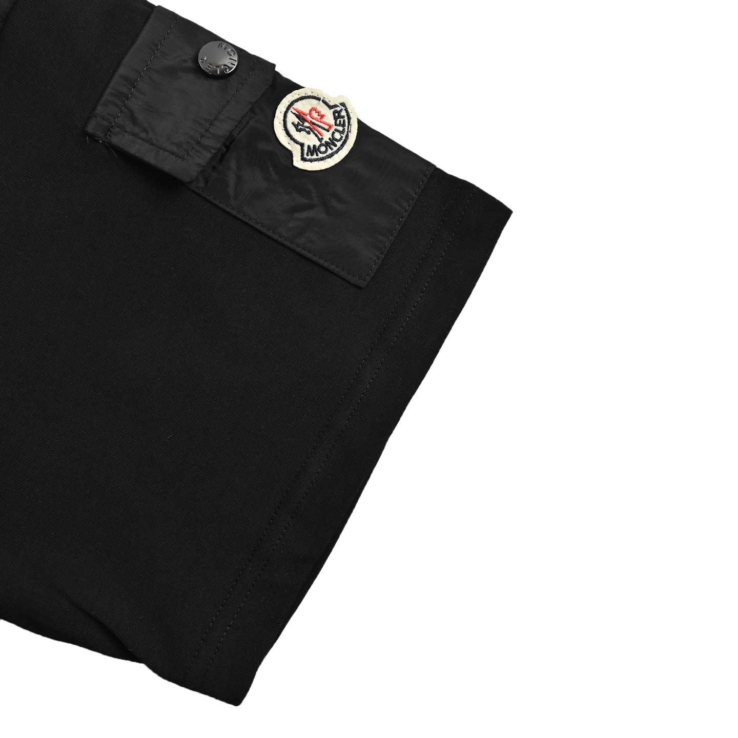 MONCLER/蒙口 经典印花袖袋短袖黑色/白色-Chinese UA Cheap High Quatity Brand Clothes Bags handbags Sneakers wholesale wholesaler seller from China Factory suppliers Fashion Clothing Shoes best Quality Beautiful Price MONCLER/蒙口 经典印花袖袋短袖黑色/白色