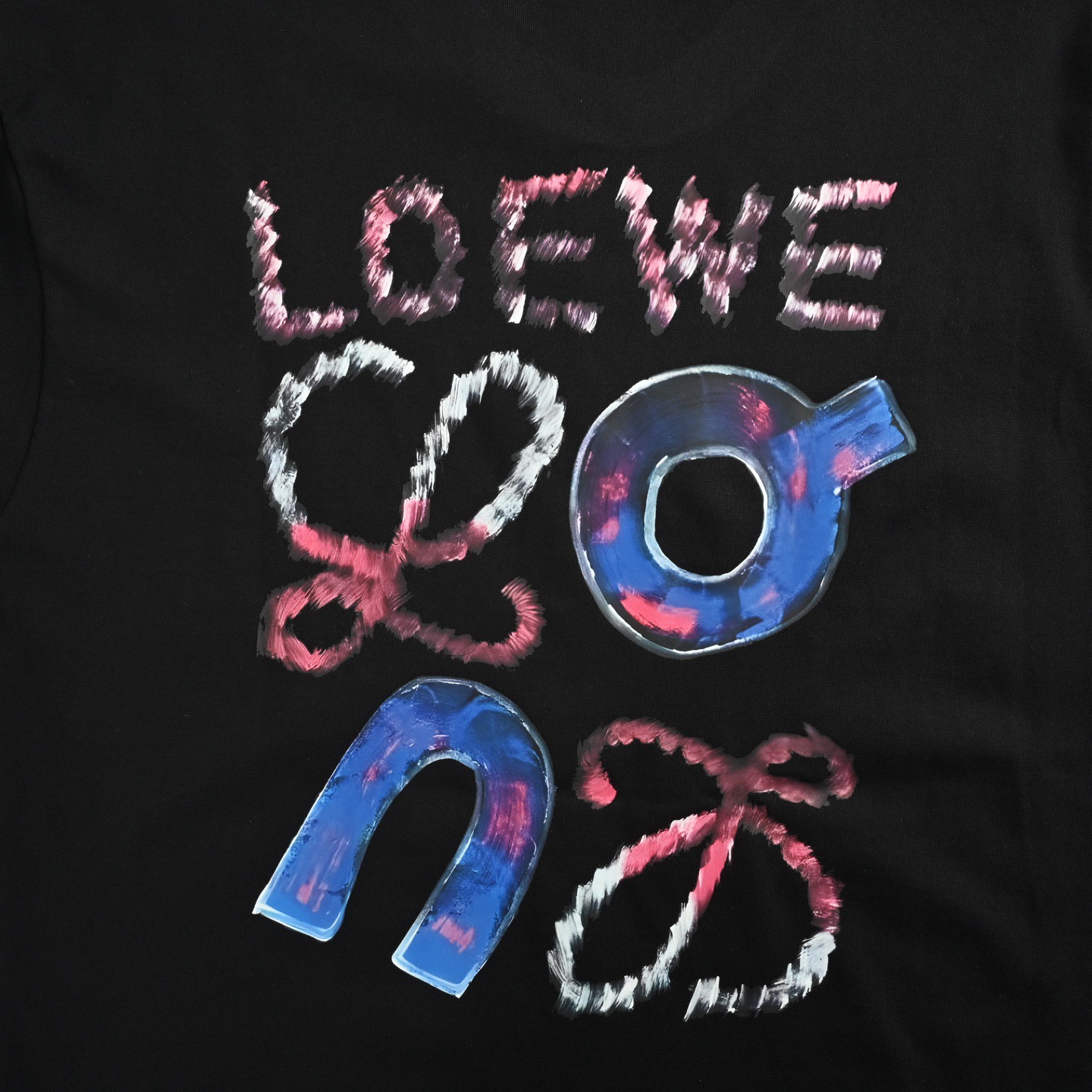 Loewe/罗意威 25ss 昂跑联名涂鸦logo印花短袖-High Quatity Cheap Brand wholesale wholesaler seller Clothes Bags handbags Sneakers Top Fashion Clothing Shoes from China Factory Chinese suppliers best Quality Beautiful Price Loewe/罗意威 25ss 昂跑联名涂鸦logo印花短袖