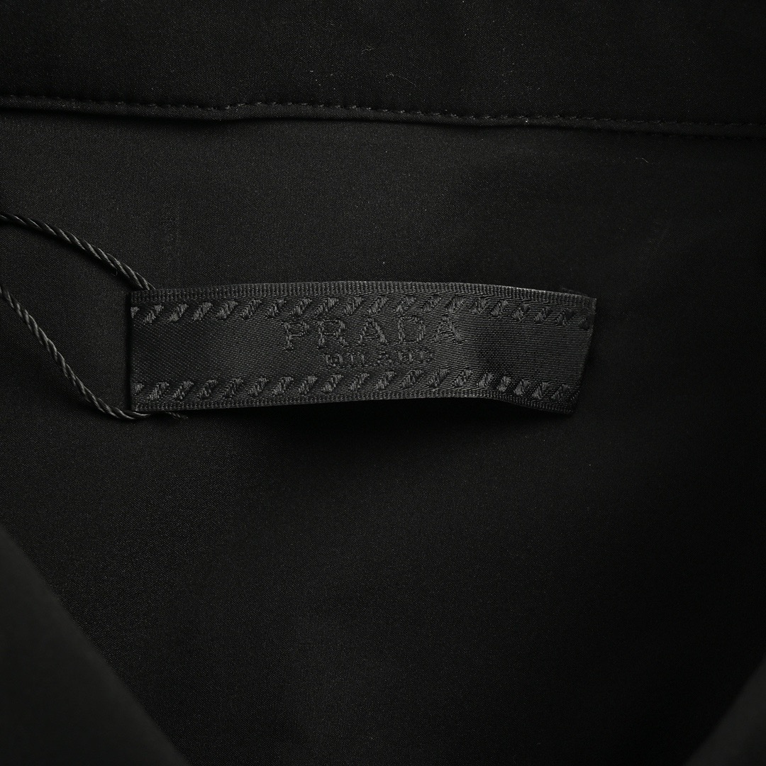 Prada/普拉达 24Fw 经典口袋三角标衬衫 黑色/白色-High Quatity Cheap Brand wholesale wholesaler seller Clothes Bags handbags Sneakers Top Fashion Clothing Shoes from China Factory Chinese suppliers best Quality Beautiful Price Prada/普拉达 24Fw 经典口袋三角标衬衫 黑色/白色