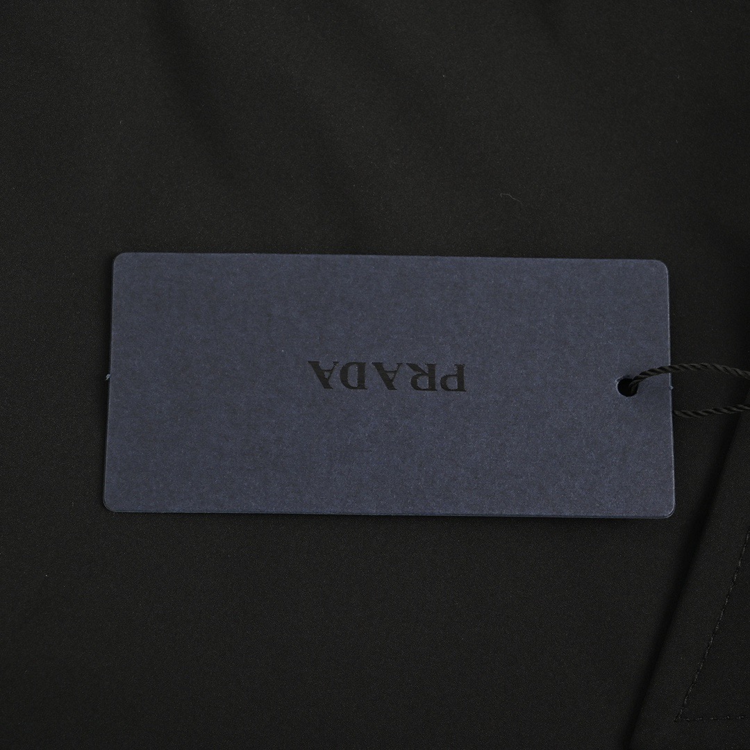 Prada/普拉达 24Fw 经典口袋三角标衬衫 黑色/白色-High Quatity Cheap Brand wholesale wholesaler seller Clothes Bags handbags Sneakers Top Fashion Clothing Shoes from China Factory Chinese suppliers best Quality Beautiful Price Prada/普拉达 24Fw 经典口袋三角标衬衫 黑色/白色