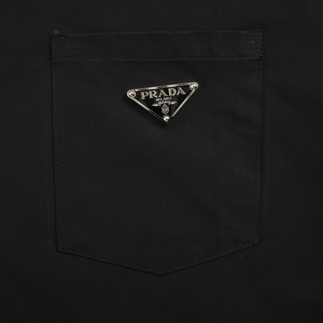 Prada/普拉达 24Fw 经典口袋三角标衬衫 黑色/白色-High Quatity Cheap Brand wholesale wholesaler seller Clothes Bags handbags Sneakers Top Fashion Clothing Shoes from China Factory Chinese suppliers best Quality Beautiful Price Prada/普拉达 24Fw 经典口袋三角标衬衫 黑色/白色