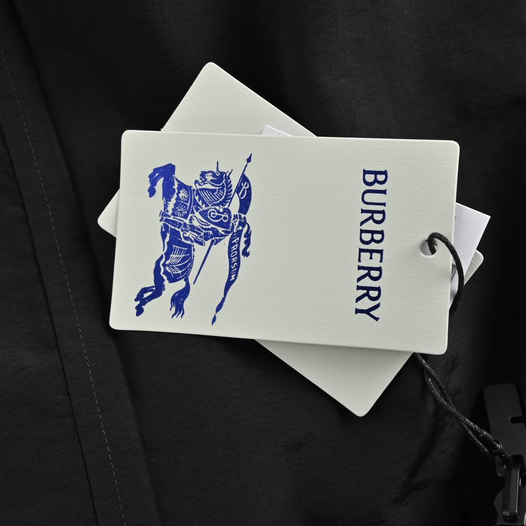 Burberry/巴宝莉 24Fw 斜纹战马双面夹克外套