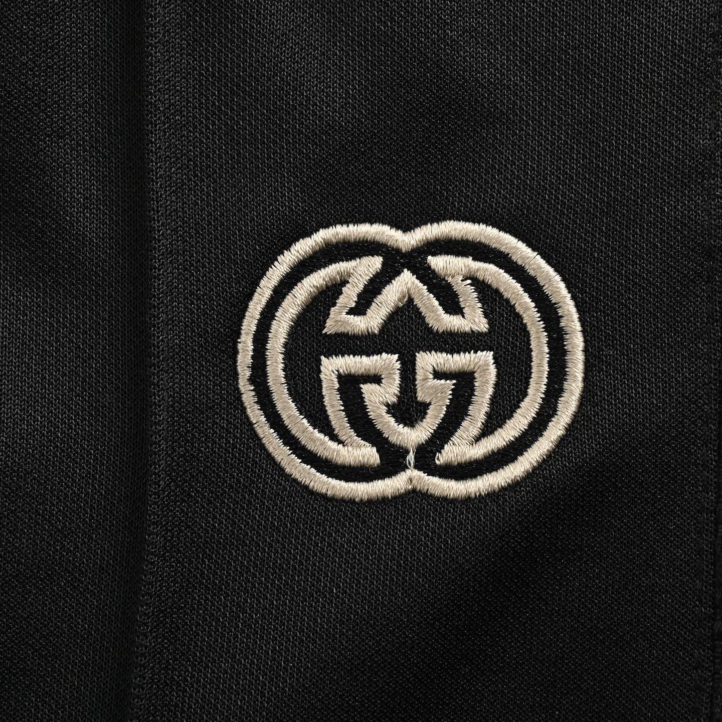 Gucci/古驰 24Fw 镂空双G刺绣半拉链校服套装长裤 黑色-莆田鞋,莆田鞋货源,高仿鞋,高仿鞋货源,安福档口,莆田高仿鞋,莆田鞋批发,高仿鞋批发,莆田高仿运动鞋,高仿运动鞋,莆田运动鞋 Gucci/古驰 24Fw 镂空双G刺绣半拉链校服套装长裤 黑色