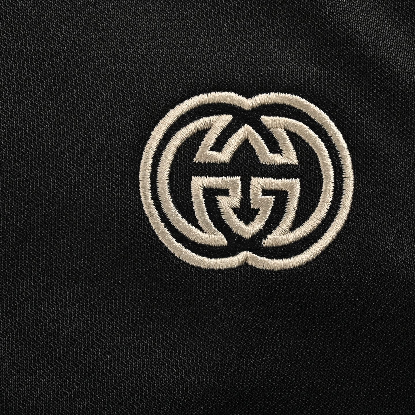 Gucci/古驰 24Fw 镂空双G刺绣半拉链校服套装外套 黑色-莆田鞋,莆田鞋货源,高仿鞋,高仿鞋货源,安福档口,莆田高仿鞋,莆田鞋批发,高仿鞋批发,莆田高仿运动鞋,高仿运动鞋,莆田运动鞋 Gucci/古驰 24Fw 镂空双G刺绣半拉链校服套装外套 黑色