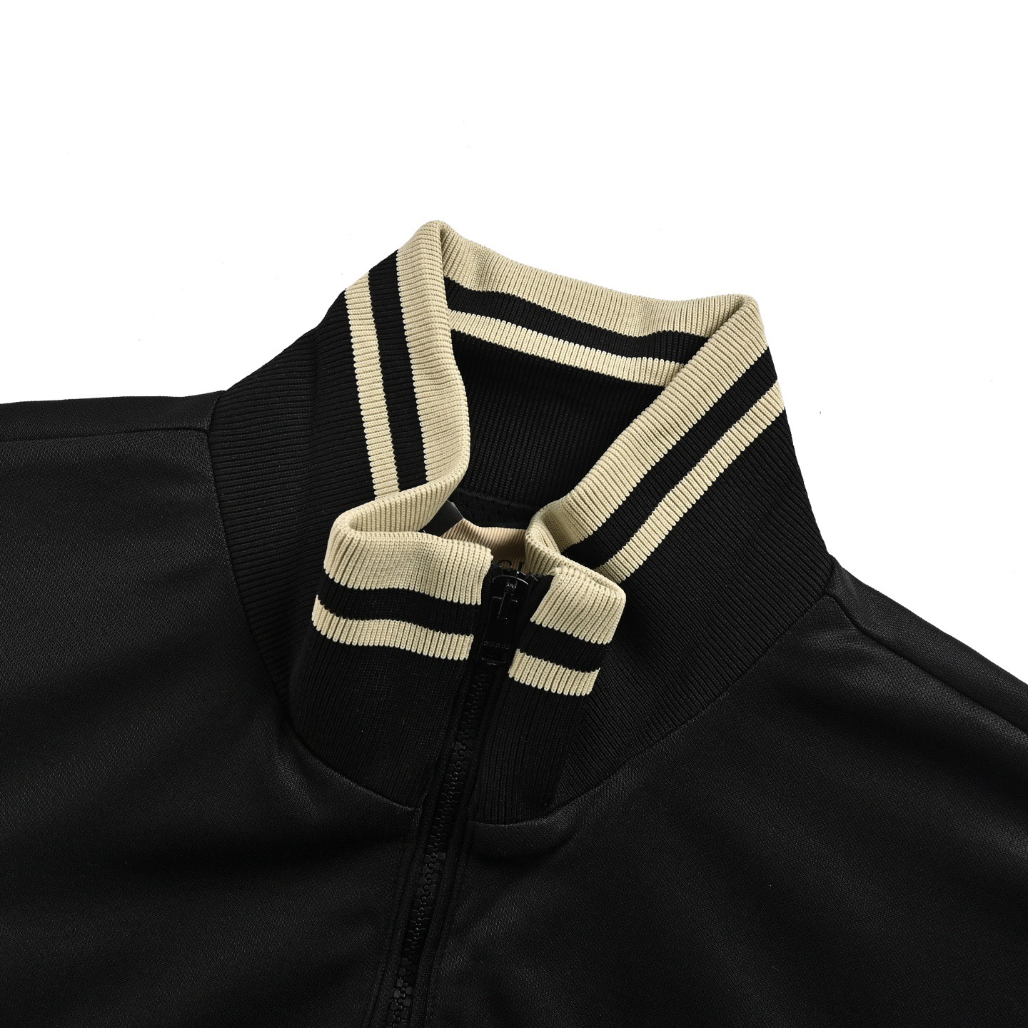 Gucci/古驰 24Fw 镂空双G刺绣半拉链校服套装外套 黑色-莆田鞋,莆田鞋货源,高仿鞋,高仿鞋货源,安福档口,莆田高仿鞋,莆田鞋批发,高仿鞋批发,莆田高仿运动鞋,高仿运动鞋,莆田运动鞋 Gucci/古驰 24Fw 镂空双G刺绣半拉链校服套装外套 黑色