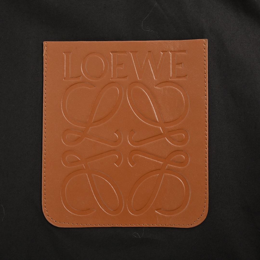Loewe/罗意威 24Fw 皮牌口袋衬衫 上身效果极致发挥