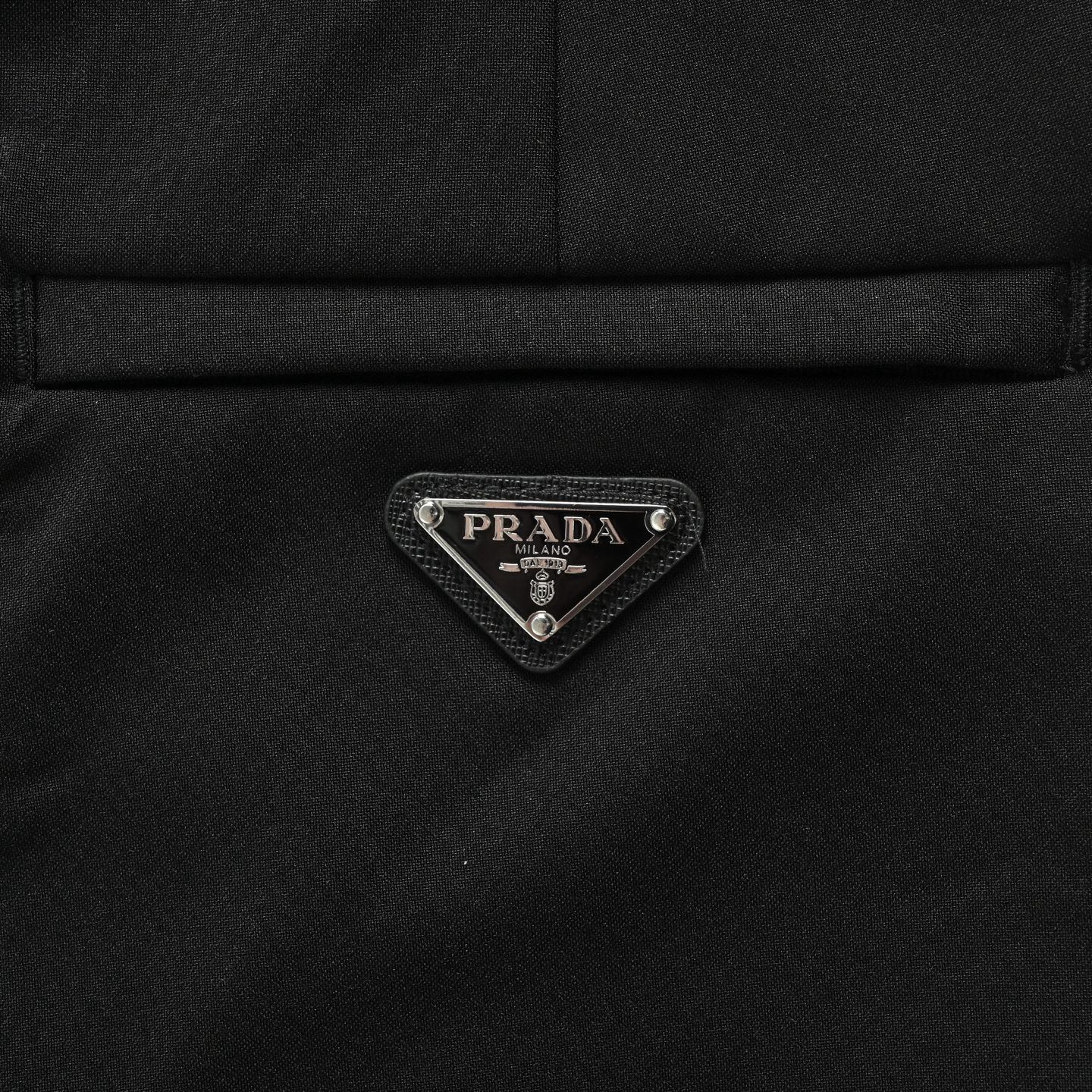 Prada/普拉达 25ss 后袋三角标弹力西裤 定制涤尚抗皱西裤绸 柔软细腻 舒适贴肤 三角标采用红外线定位