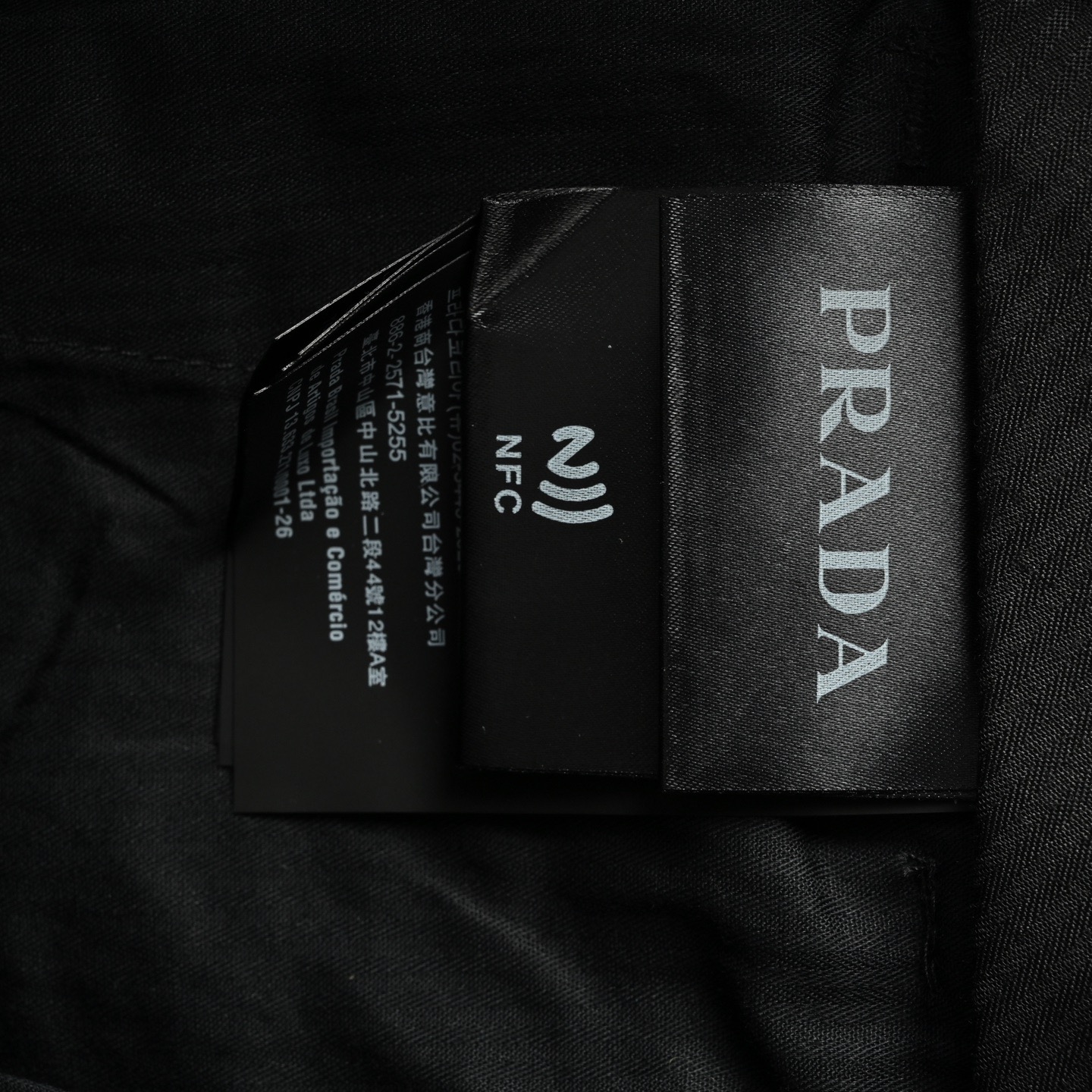 Prada/普拉达 25ss 后袋三角标弹力西裤 定制涤尚抗皱西裤绸 柔软细腻 舒适贴肤 三角标采用红外线定位