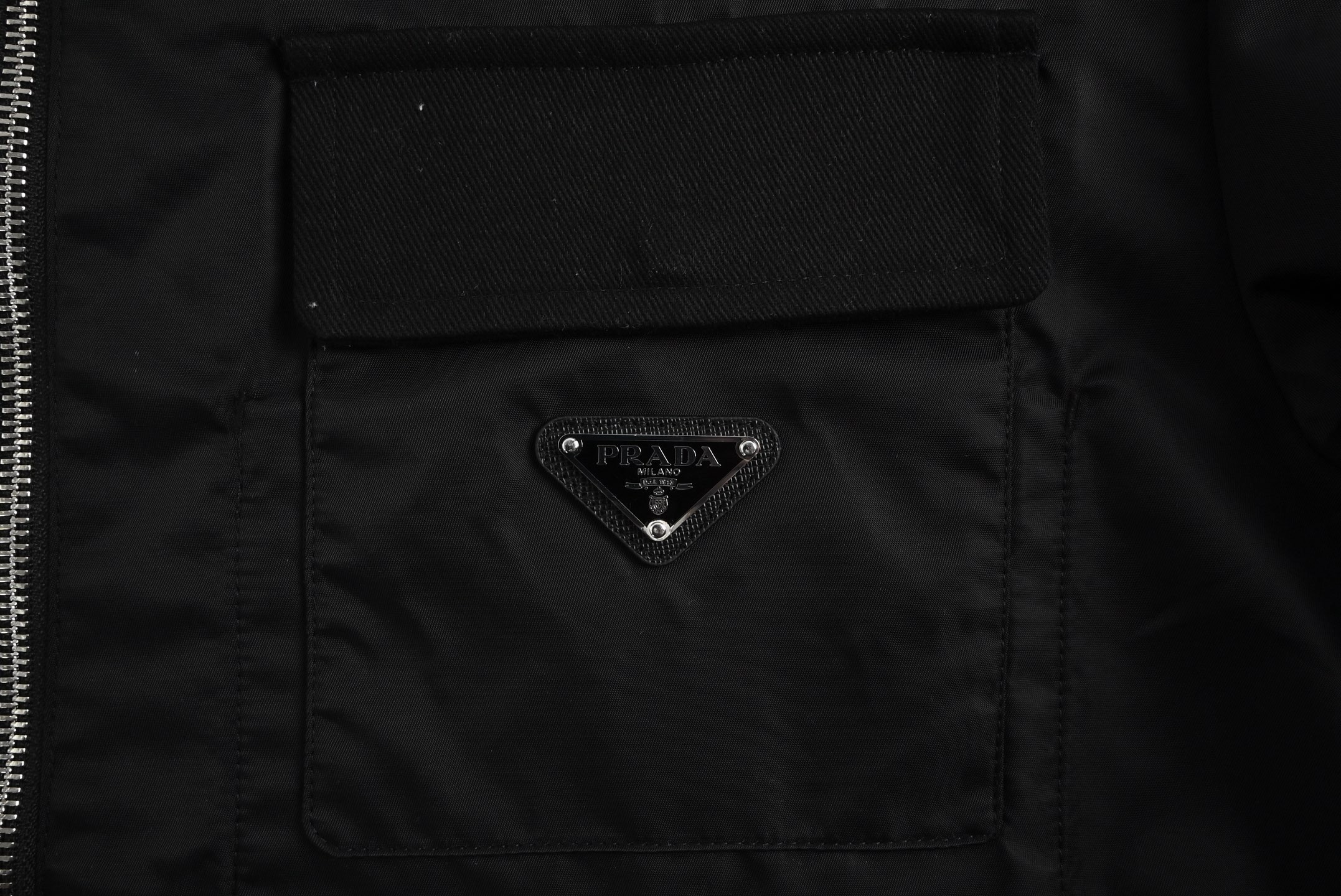 Prada/普拉达 翻盖口袋再生尼龙夹克外套-Chinese UA Cheap High Quatity Brand Clothes Bags handbags Sneakers wholesale wholesaler seller from China Factory suppliers Fashion Clothing Shoes best Quality Beautiful Price Prada/普拉达 翻盖口袋再生尼龙夹克外套