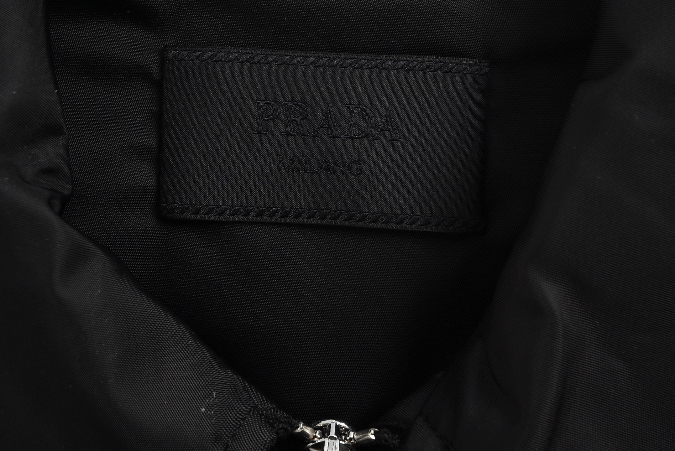 Prada/普拉达 翻盖口袋再生尼龙夹克外套-Chinese UA Cheap High Quatity Brand Clothes Bags handbags Sneakers wholesale wholesaler seller from China Factory suppliers Fashion Clothing Shoes best Quality Beautiful Price Prada/普拉达 翻盖口袋再生尼龙夹克外套