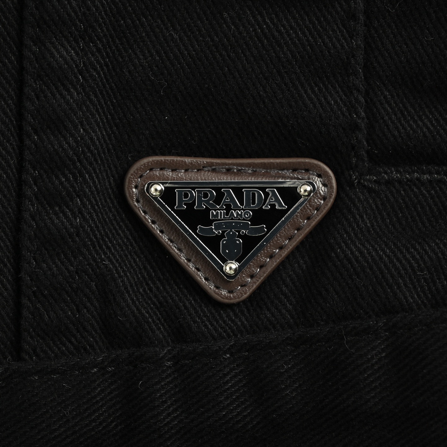 Prada/普拉达 25ss 下摆三角标徽标牛仔外套-Chinese UA Cheap High Quatity Brand Clothes Bags handbags Sneakers wholesale wholesaler seller from China Factory suppliers Fashion Clothing Shoes best Quality Beautiful Price Prada/普拉达 25ss 下摆三角标徽标牛仔外套