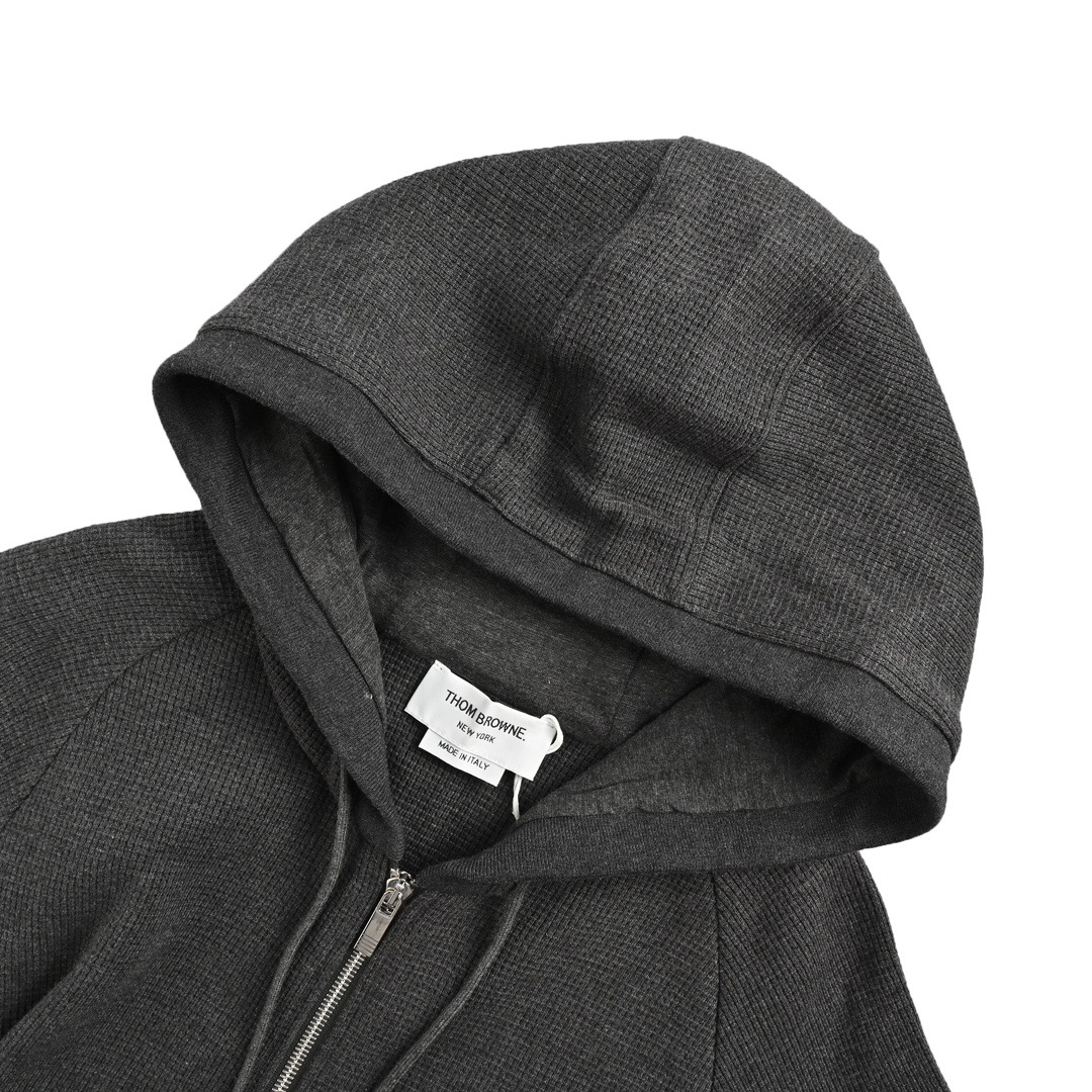 Thom Browne /汤姆布朗 经典款华夫格拉链外套-Chinese UA Cheap High Quatity Brand Clothes Bags handbags Sneakers wholesale wholesaler seller from China Factory suppliers Fashion Clothing Shoes best Quality Beautiful Price Thom Browne /汤姆布朗 经典款华夫格拉链外套