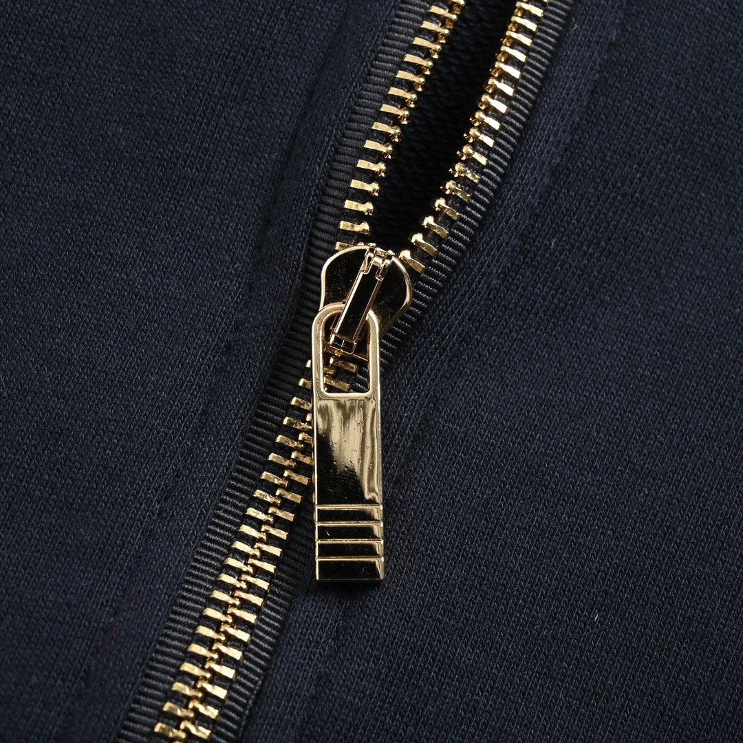 Thom Browne/汤姆布朗 经典色织四杠拉链卫衣外套 领口三角单独横机摇-Chinese UA Cheap High Quatity Brand Clothes Bags handbags Sneakers wholesale wholesaler seller from China Factory suppliers Fashion Clothing Shoes best Quality Beautiful Price Thom Browne/汤姆布朗 经典色织四杠拉链卫衣外套 领口三角单独横机摇
