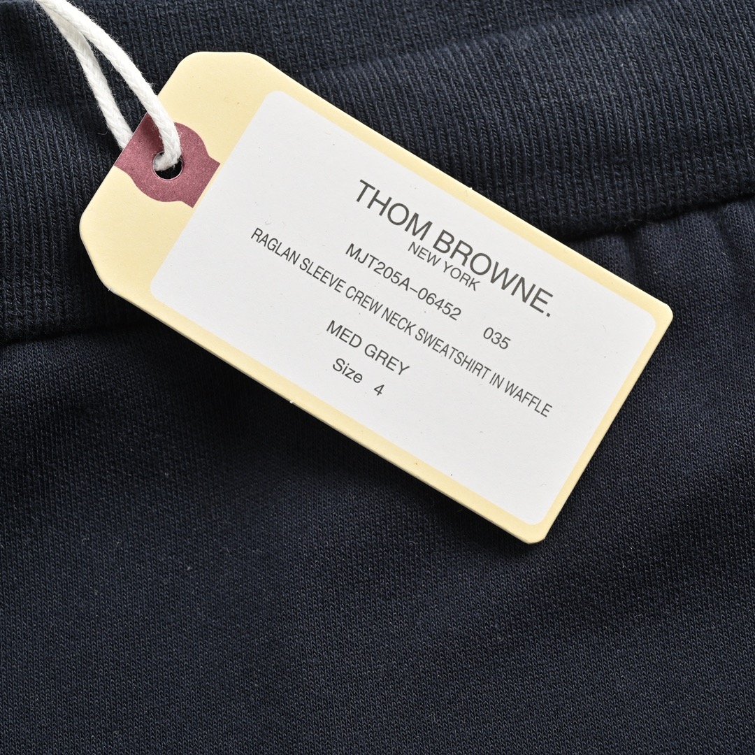 Thom Browne/汤姆布朗 色织四杠抽绳束腿长裤 领口三角单独横机摇-Chinese UA Cheap High Quatity Brand Clothes Bags handbags Sneakers wholesale wholesaler seller from China Factory suppliers Fashion Clothing Shoes best Quality Beautiful Price Thom Browne/汤姆布朗 色织四杠抽绳束腿长裤 领口三角单独横机摇