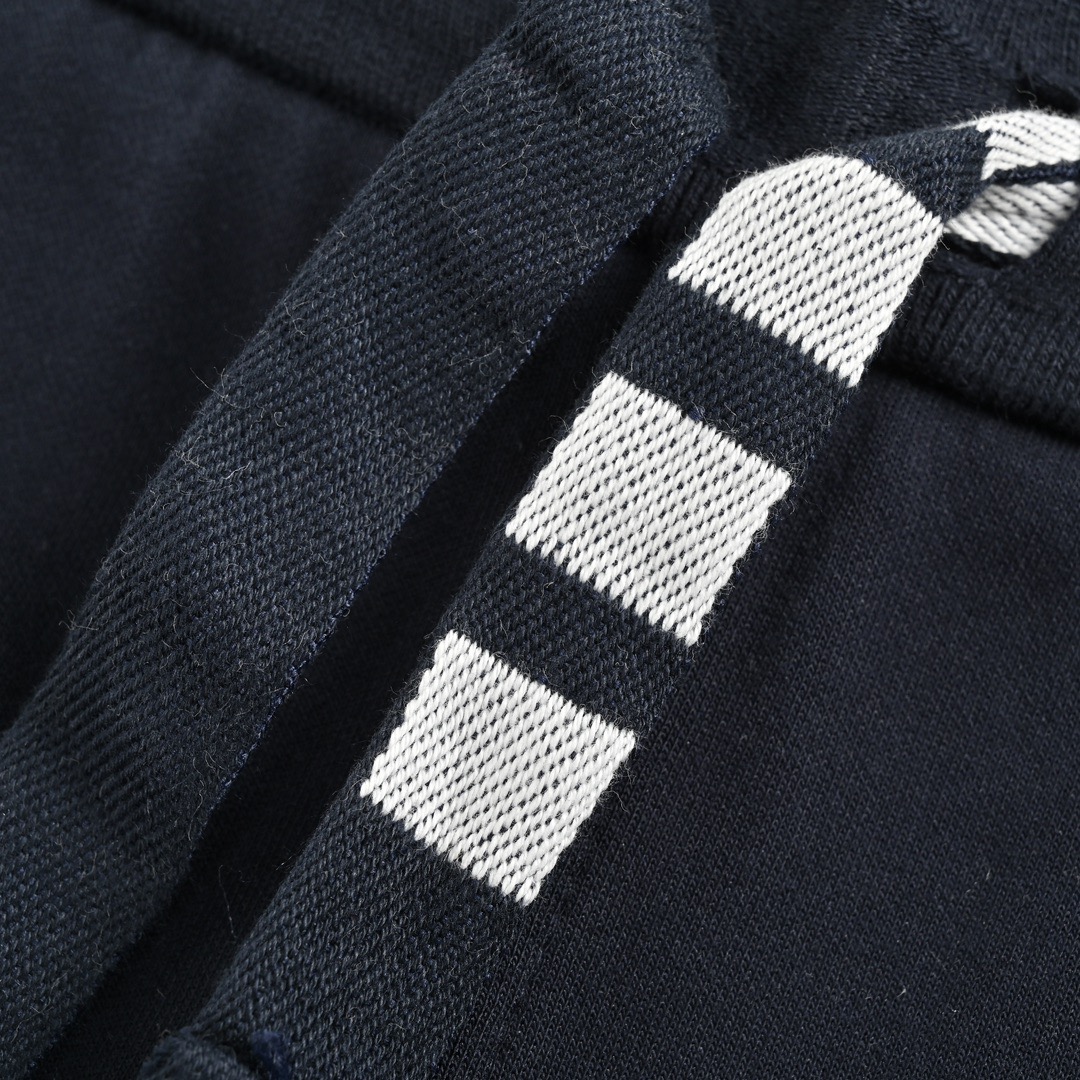 Thom Browne/汤姆布朗 色织四杠抽绳束腿长裤 领口三角单独横机摇-Chinese UA Cheap High Quatity Brand Clothes Bags handbags Sneakers wholesale wholesaler seller from China Factory suppliers Fashion Clothing Shoes best Quality Beautiful Price Thom Browne/汤姆布朗 色织四杠抽绳束腿长裤 领口三角单独横机摇