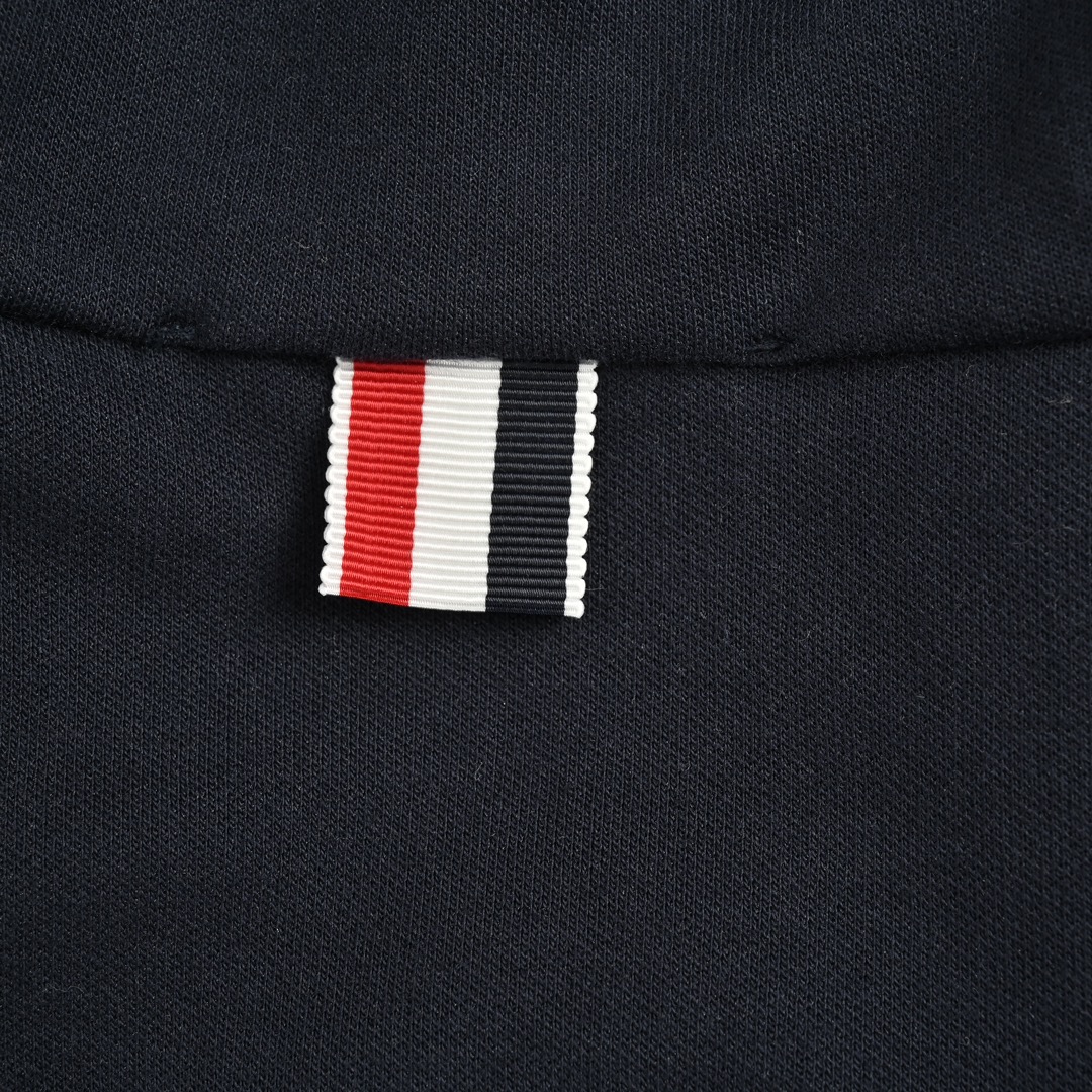 Thom Browne/汤姆布朗 色织四杠抽绳拉链外套 领口三角单独横机摇-Chinese UA Cheap High Quatity Brand Clothes Bags handbags Sneakers wholesale wholesaler seller from China Factory suppliers Fashion Clothing Shoes best Quality Beautiful Price Thom Browne/汤姆布朗 色织四杠抽绳拉链外套 领口三角单独横机摇
