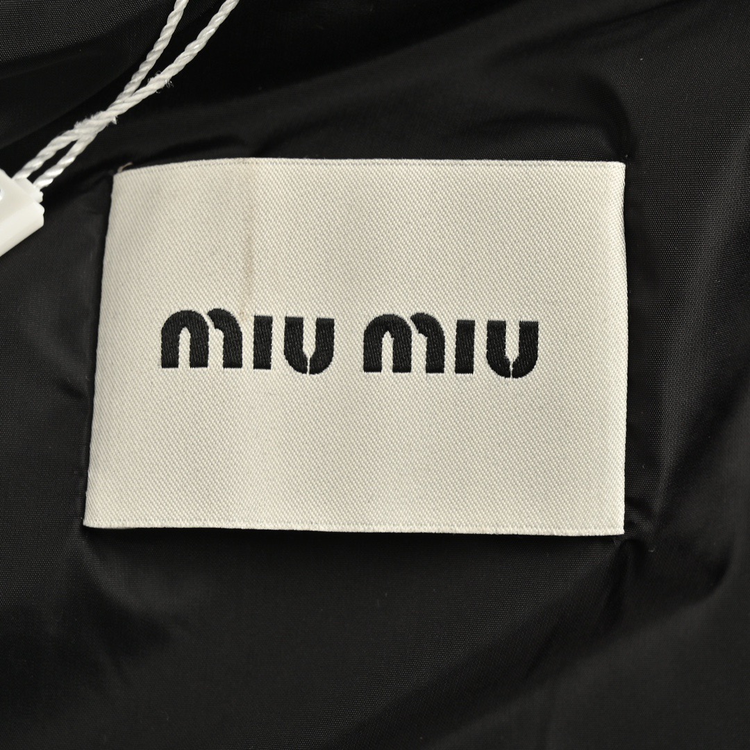 Miu Miu/缪缪 胸口刺绣连帽羽绒服 Miu Miu/缪缪 胸口刺绣连帽羽绒服