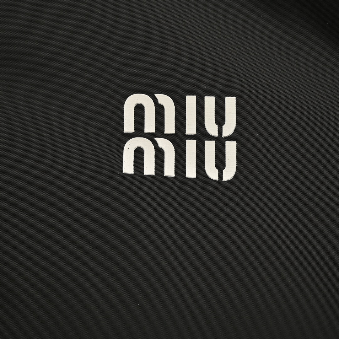 Miu Miu/缪缪 胸口刺绣连帽羽绒服 Miu Miu/缪缪 胸口刺绣连帽羽绒服