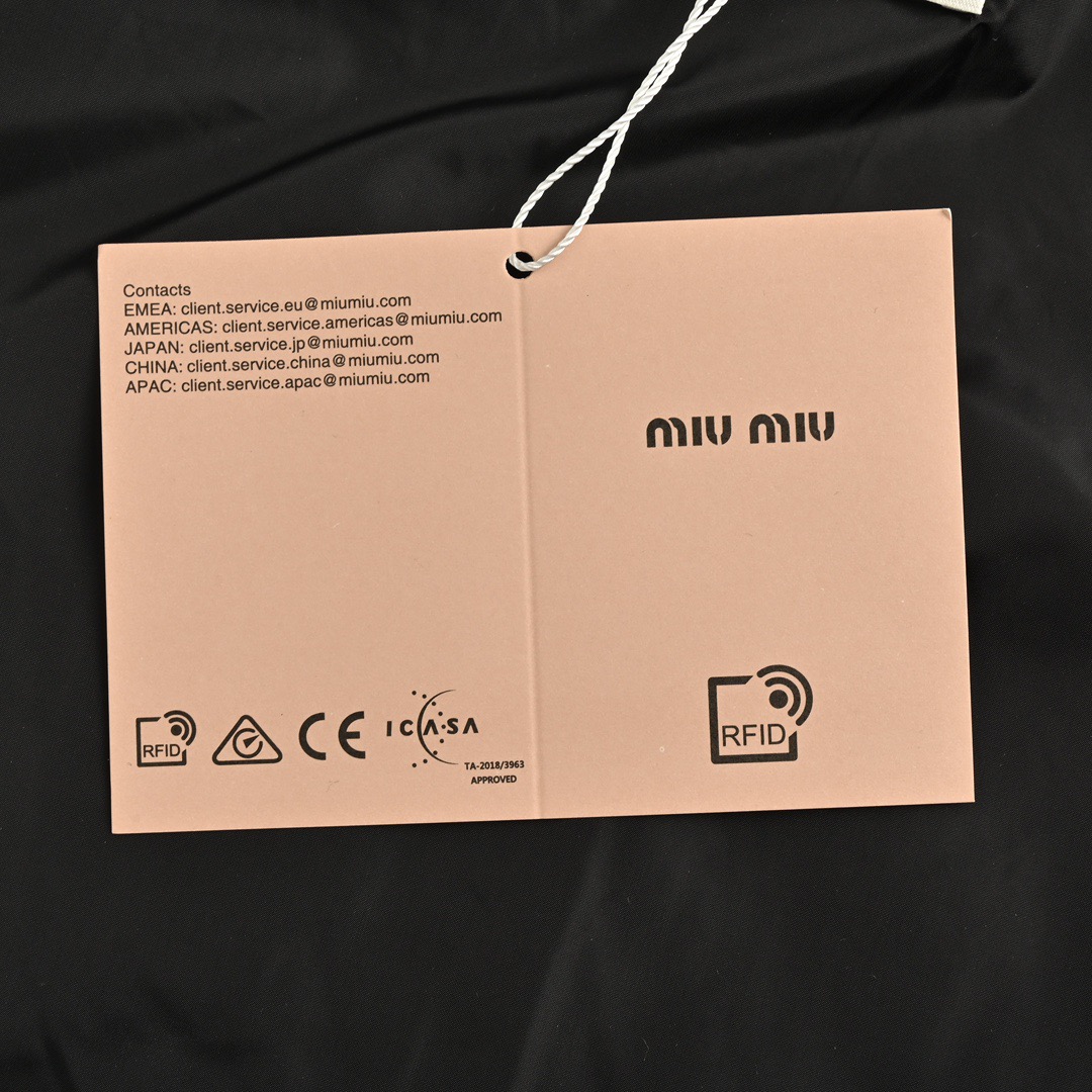 Miu Miu/缪缪 胸口刺绣连帽羽绒服 Miu Miu/缪缪 胸口刺绣连帽羽绒服