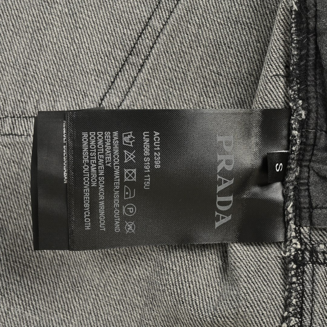 Prada/普拉达 水洗三角标牛仔外套 全衣采用定织重磅牛仔面料 Prada/普拉达 水洗三角标牛仔外套 全衣采用定织重磅牛仔面料