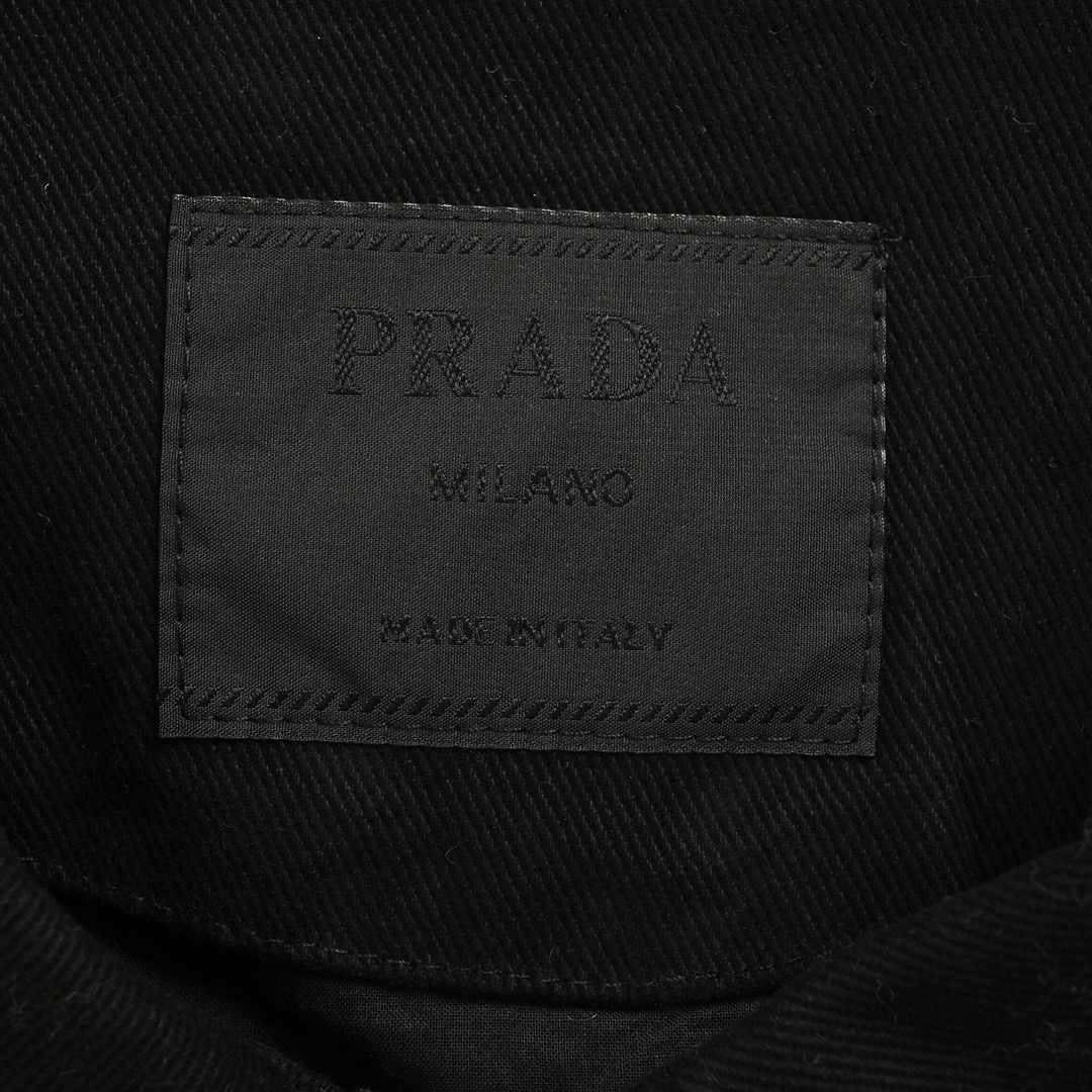 Prada/普拉达 水洗三角标牛仔外套 全衣采用定织重磅牛仔面料 Prada/普拉达 水洗三角标牛仔外套 全衣采用定织重磅牛仔面料