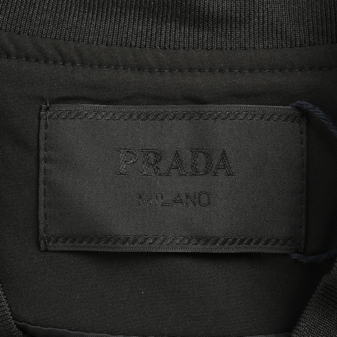 Prada /普拉达 24Fw 三角标背后烫钻字母夹克外套